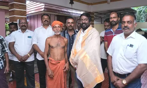 ஆண்டியாலை அரசமூட்டுவிளை கோவிலில் சாமி தரிசனம் செய்த காங்கிரஸ் எம்.பி. விஜய் வசந்த்