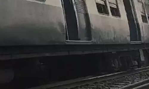 அரக்கோணம் அருகே மின்சார ரெயில் தடம் புரண்டு விபத்து