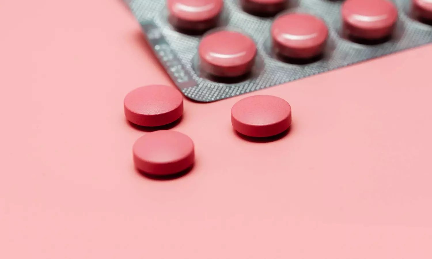 விளையாட்டு வினையானது - அதிக அளவு சத்து மாத்திரைகள் சாப்பிட்ட மாணவர்கள் ஆஸ்பத்திரியில் அனுமதி