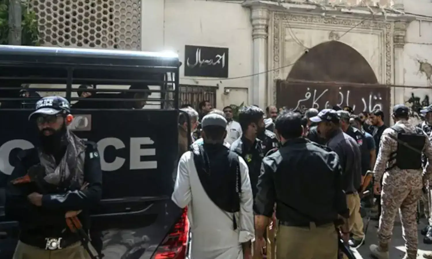 பாகிஸ்தான்: தற்கொலைப்படை தாக்குதலில் 16 ராணுவ வீரர்கள் பலி பாகிஸ்தான்: தற்கொலைப்படை தாக்குதலில் 16 ராணுவ வீரர்கள் பலி