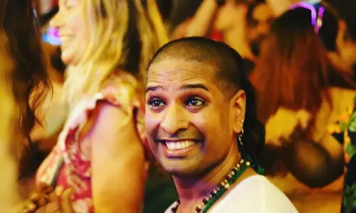 ஆசிரமத்தில் கஞ்சா விற்ற பிரபல யோகா குரு அதிரடி கைது!