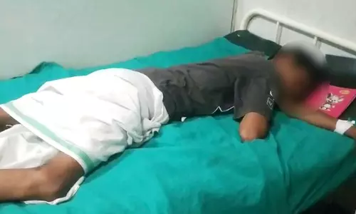 ஆசிரியர்களின் அலட்சியம்: வேதியியல் ஆய்வகத்தை சுத்தம் செய்த அரசுப்பள்ளி மாணவன் படுகாயம்