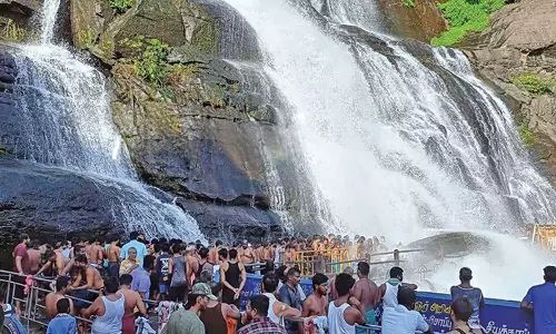 ஆர்ப்பரித்து கொட்டும் தண்ணீர்: குற்றால அருவிகளில் சுற்றுலா பயணிகள் கூட்டம் அலைமோதல்