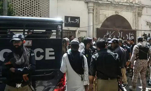 பாகிஸ்தான்: தற்கொலைப்படை தாக்குதலில் 16 ராணுவ வீரர்கள் பலி