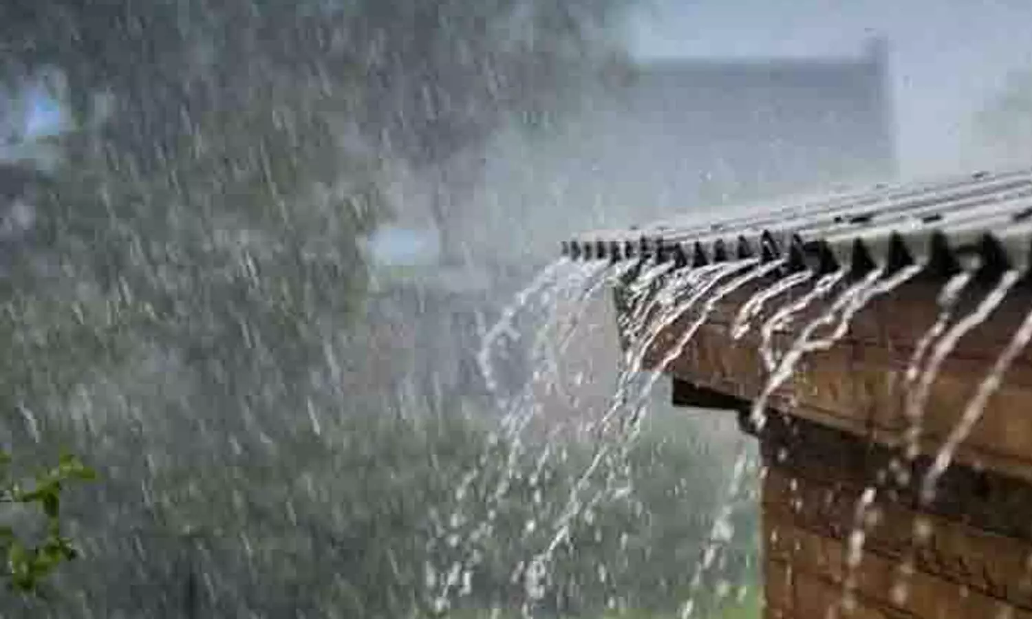 புதுச்சேரியில் காற்று, இடி-மின்னலுடன் பலத்த மழை