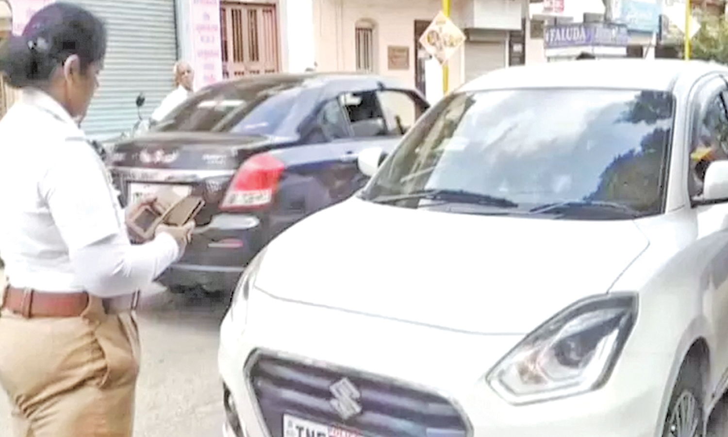 போக்குவரத்துக்கு இடையூறாக நிறுத்தப்பட்ட போலீஸ்காரரின் காருக்கு அபராதம்- பெண் போலீஸ்காரர் நடவடிக்கைக்கு குவியும் பாராட்டுக்கள்
