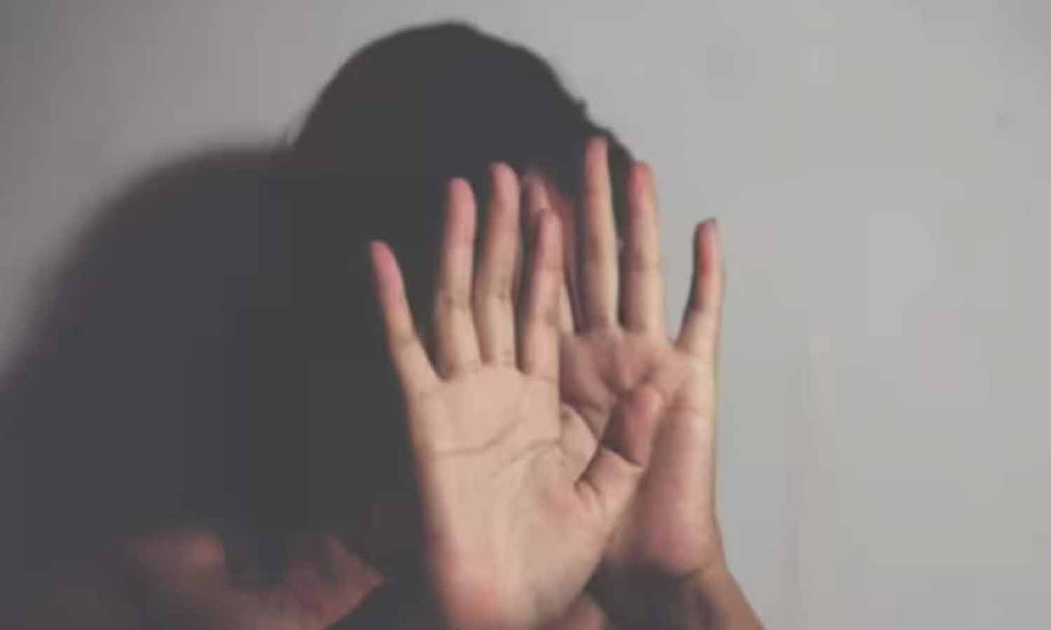 கள்ளக்காதலை கைவிட மறுத்ததால் இளம்பெண்ணை நிர்வாணமாக்கி சித்ரவதை