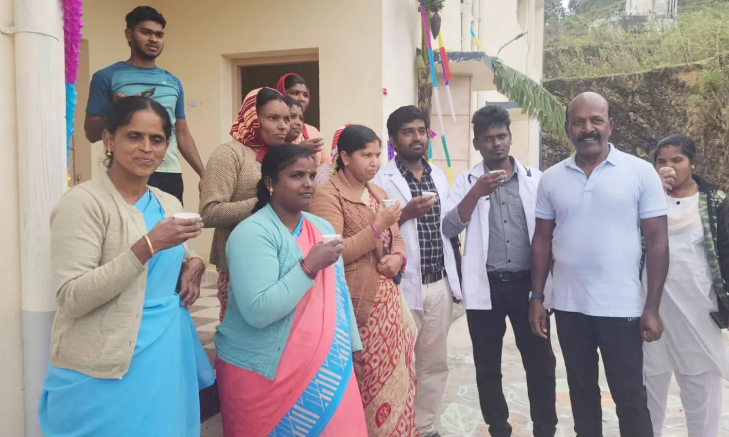 பூம்பாறை அரசு ஆரம்ப சுகாதார நிலைய பணியாளர்களை பாராட்டி தேனீர் விருந்து அளித்த மா.சுப்பிரமணியன்