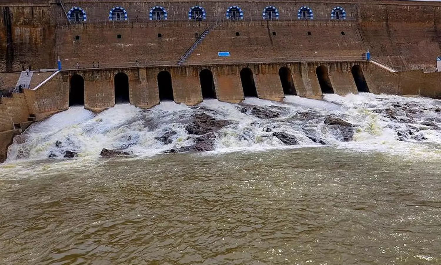 44வது முறையாக மேட்டூர் அணை முழு கொள்ளளவை எட்டியது- உபரி நீர் திறப்பு
