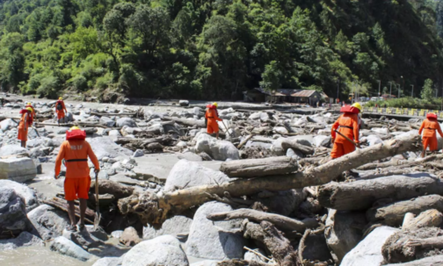இமாச்சல பிரதேசத்தில் வெள்ளம்: கனமழையில் சிக்கி கடந்த ஒரு வாரத்தில் 17 பேர் பலி இமாச்சல பிரதேசத்தில் வெள்ளம்: கனமழையில் சிக்கி கடந்த ஒரு வாரத்தில் 17 பேர் பலி