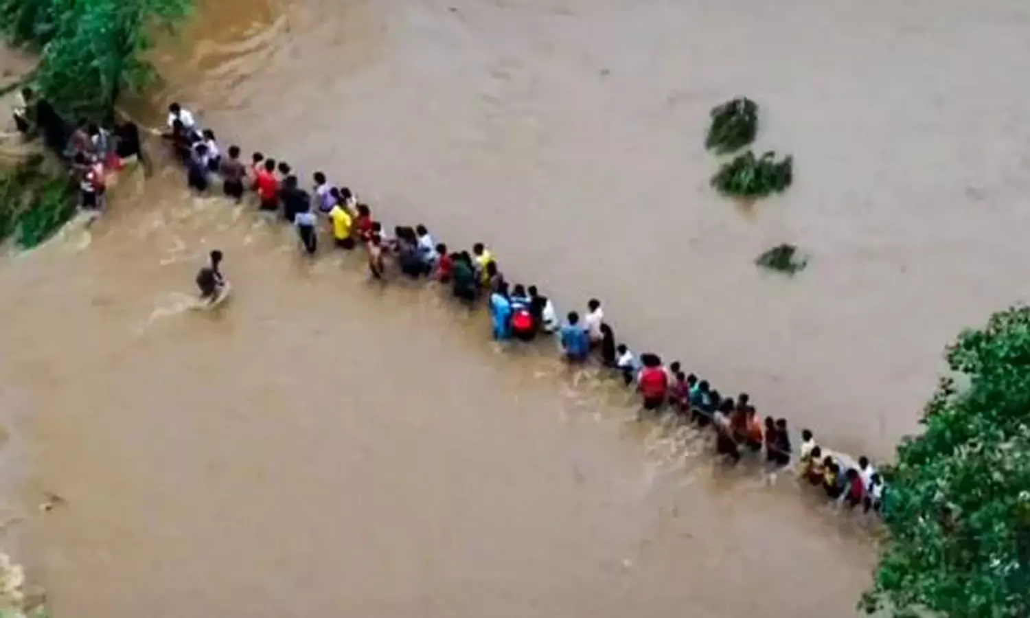 வெள்ளத்தில் சிக்கிய 162 மாணவர்கள்: பத்திரமாக மீட்ட போலீசார்