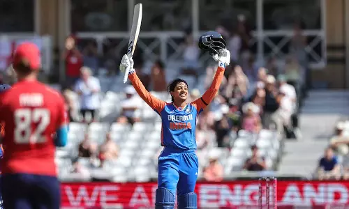 மகளிர் கிரிக்கெட்டில் முதல் இந்திய வீராங்கனை.. ஸ்மிருதி மந்தனா சாதனை