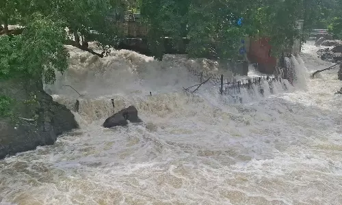 ஒகேனக்கல்லுக்கு நீர்வரத்து 58 ஆயிரம் கனஅடியாக குறைந்தது: பரிசல் இயக்க, அருவியில் குளிக்க தடை