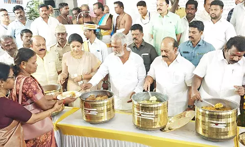 மாங்காடு காமாட்சி அம்மன் கோவிலில் நாள்தோறும் பிரசாதம் வழங்கும் திட்டம்- பி.கே.சேகர்பாபு, தா.மோ.அன்பரசன் தொடங்கி வைத்தனர்