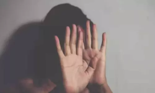 கள்ளக்காதலை கைவிட மறுத்ததால் இளம்பெண்ணை நிர்வாணமாக்கி சித்ரவதை