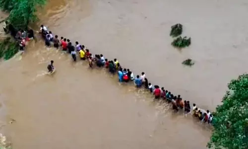 வெள்ளத்தில் சிக்கிய 162 மாணவர்கள்: பத்திரமாக மீட்ட போலீசார்