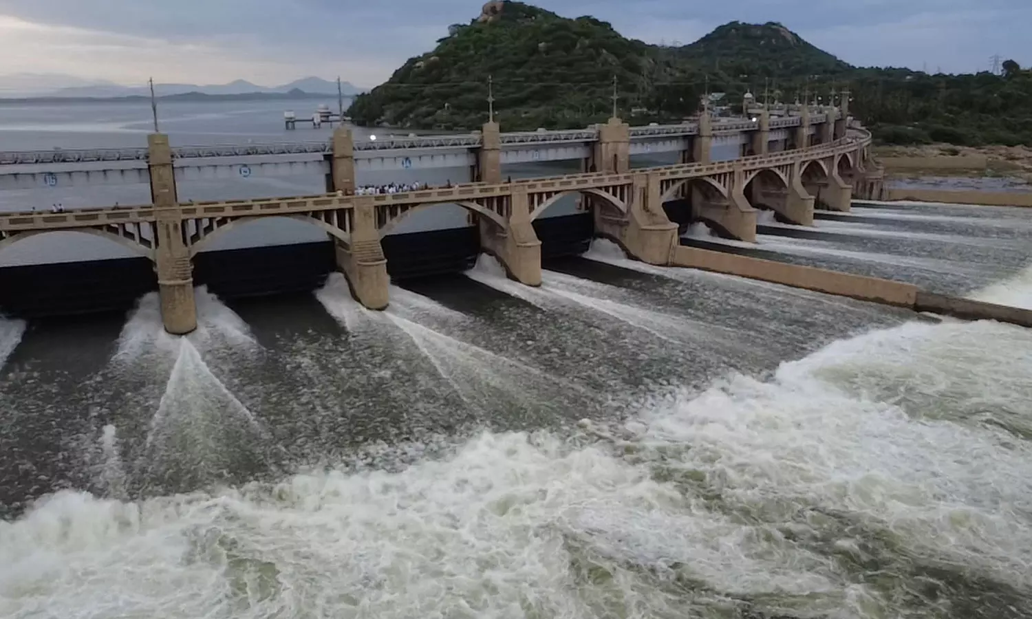 மேட்டூர் அணையில் இருந்து காவிரி ஆற்றில் வினாடிக்கு 58 ஆயிரம் கனஅடி தண்ணீர் திறப்பு மேட்டூர் அணையில் இருந்து காவிரி ஆற்றில் வினாடிக்கு 58 ஆயிரம் கனஅடி தண்ணீர் திறப்பு