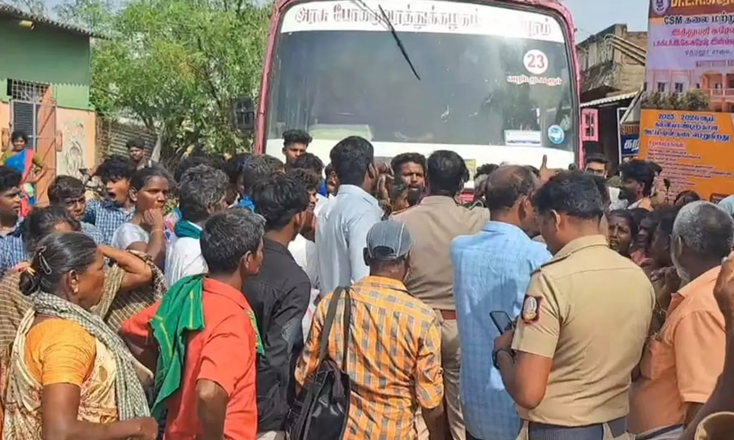 விருத்தாசலம் அருகே குடிநீர் கேட்டு காலிகுடங்களுடன் கிராம மக்கள் சாலை மறியல்