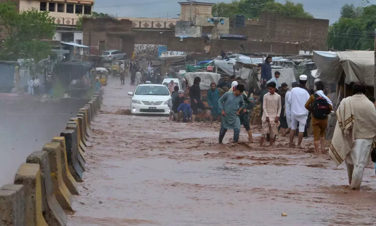 பாகிஸ்தானில் கனமழைக்கு உயிரிழந்தோரின் எண்ணிக்கை 45 ஆக உயர்வு பாகிஸ்தானில் கனமழைக்கு உயிரிழந்தோரின் எண்ணிக்கை 45 ஆக உயர்வு