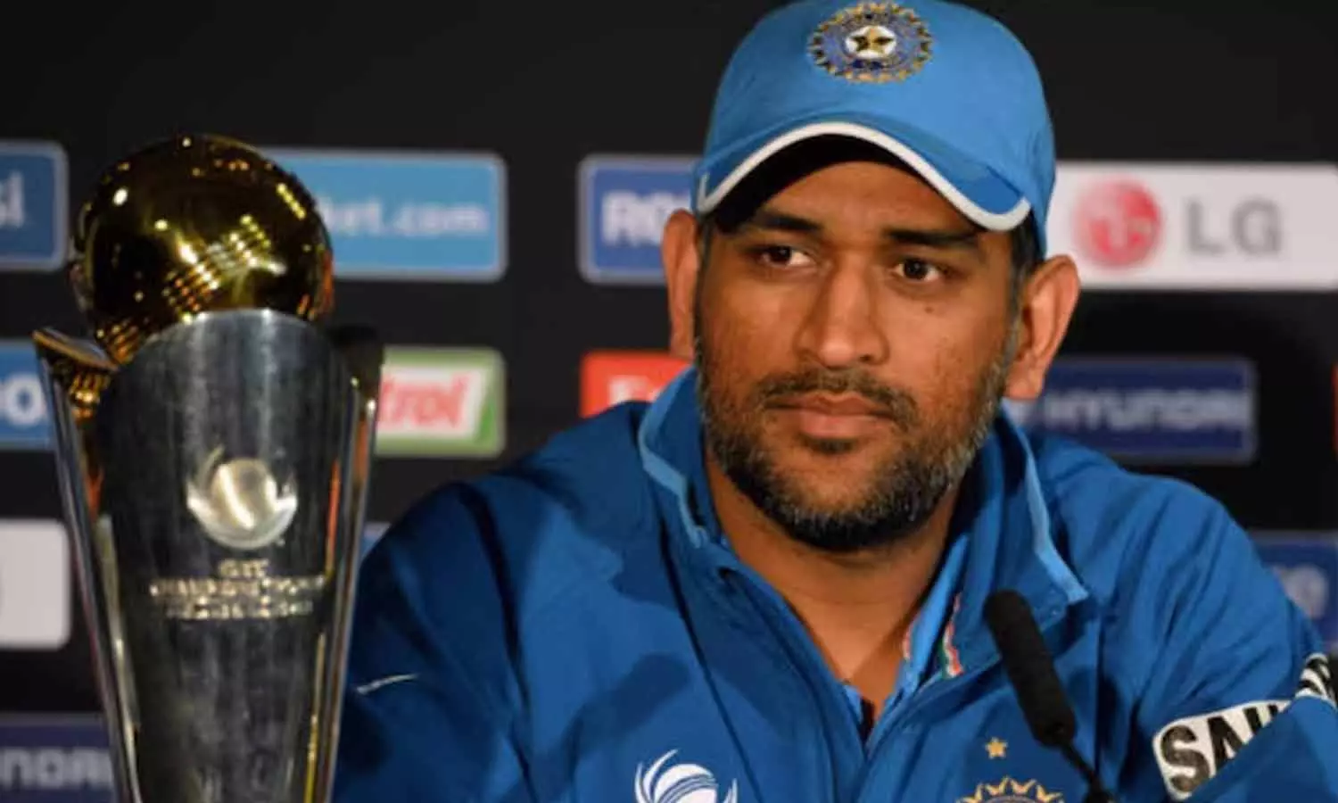 கேப்டன் கூல் வாசகத்தை TRADEMARK ஆக பதிவு செய்கிறார் தோனி கேப்டன் கூல் வாசகத்தை TRADEMARK ஆக பதிவு செய்கிறார் தோனி