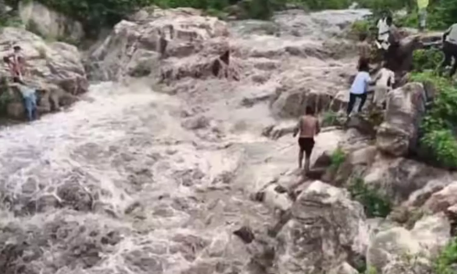 VIDEO: நீர்வீழ்ச்சியில் திடீர் வெள்ளம்.. சிக்கிய ஆறு பெண்கள்  - துணிச்சலாக மீட்ட கிராம மக்கள்