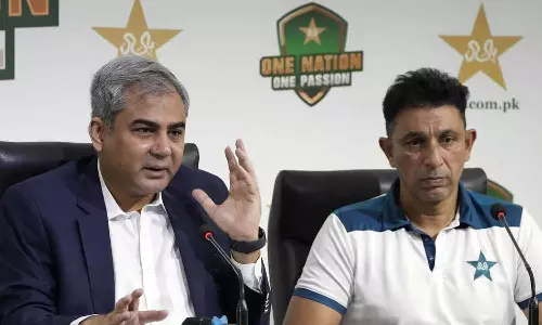 பாகிஸ்தான் ரெட் பந்து அணியின் தற்காலிக தலைமை பயிற்சியாளராக அசார் மஹ்மூத் நியமனம்