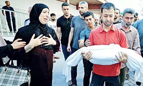 காசாவில் மருத்துவமனைகள் மற்றும் பள்ளிகள் மீது இஸ்ரேல் குண்டுவீச்சு - 85 பேர் உயிரிழப்பு