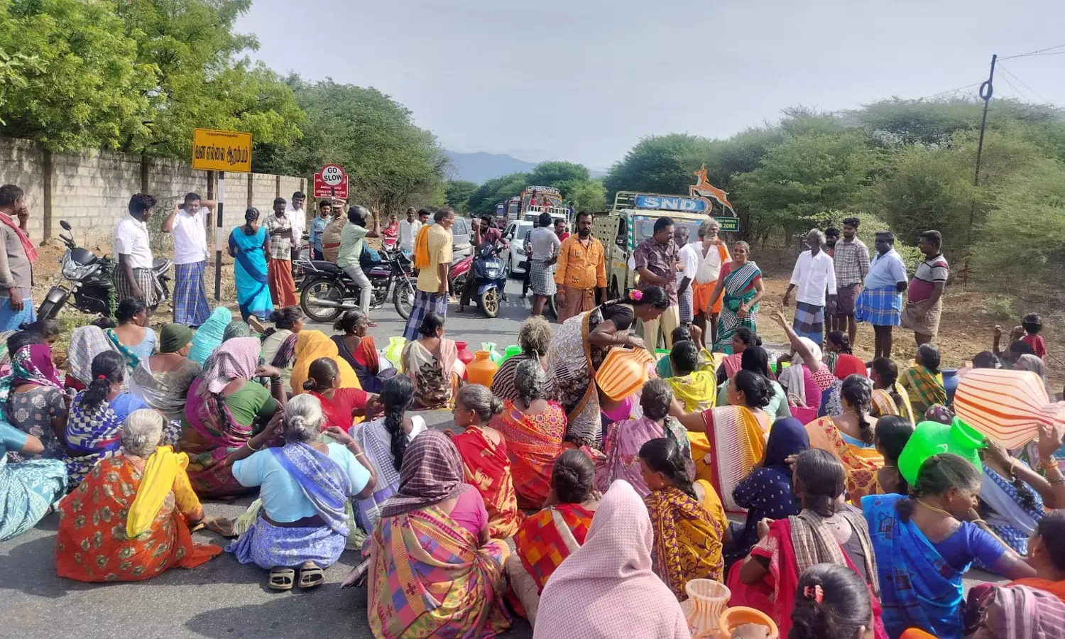பவானிசாகர் அருகே இன்று காலை குடிநீர் வழங்க வலியுறுத்தி கிராம மக்கள் சாலை மறியல் பவானிசாகர் அருகே இன்று காலை குடிநீர் வழங்க வலியுறுத்தி கிராம மக்கள் சாலை மறியல்