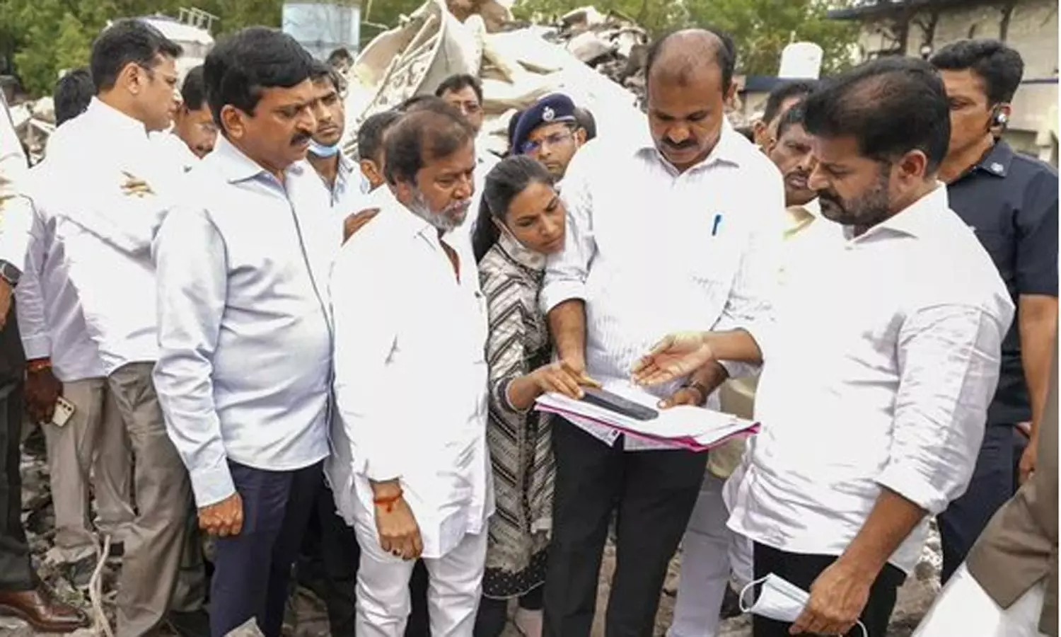 தெலுங்கானா ஆலை வெடிவிபத்து: ரூ.1 கோடி இழப்பீடு வழங்கப்படும் என முதல் மந்திரி உறுதி தெலுங்கானா ஆலை வெடிவிபத்து: ரூ.1 கோடி இழப்பீடு வழங்கப்படும் என முதல் மந்திரி உறுதி