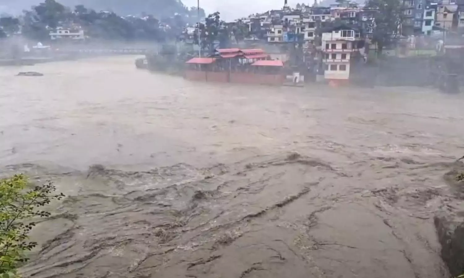 இமாச்சலப் பிரதேசத்தில் தொடர் கனமழையால் கடும் வெள்ளப்பெருக்கு - மக்கள் அவதி