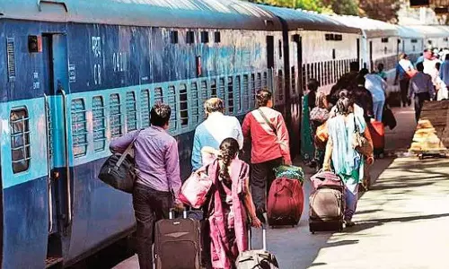 நாடு முழுவதும் ரெயில் டிக்கெட் கட்டண உயர்வு இன்று முதல் அமலுக்கு வந்தது