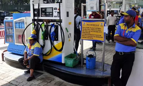 டெல்லியில் பழைய வாகனங்களுக்கு இன்று முதல் பெட்ரோல், டீசல் விற்பனை செய்ய தடை