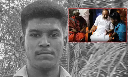 போலீசார் தாக்குதலில் கொல்லப்பட்ட அஜித் குமாரின் தாயாரை சந்தித்து அமைச்சர் பெரிய கருப்பன் ஆறுதல்..!