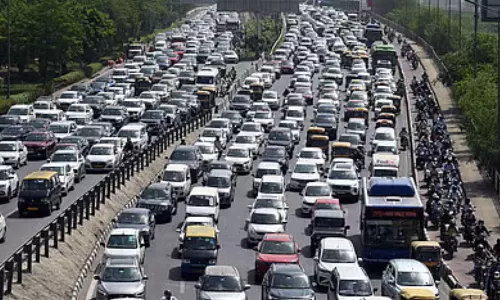 40 மணிநேர போக்குவரத்து நெரிசலில் 3 பேர் பலி.. ஏன் வெளியே வருகிறார்கள் என தேசிய நெடுஞ்சாலை ஆணையம் அலட்சியம்