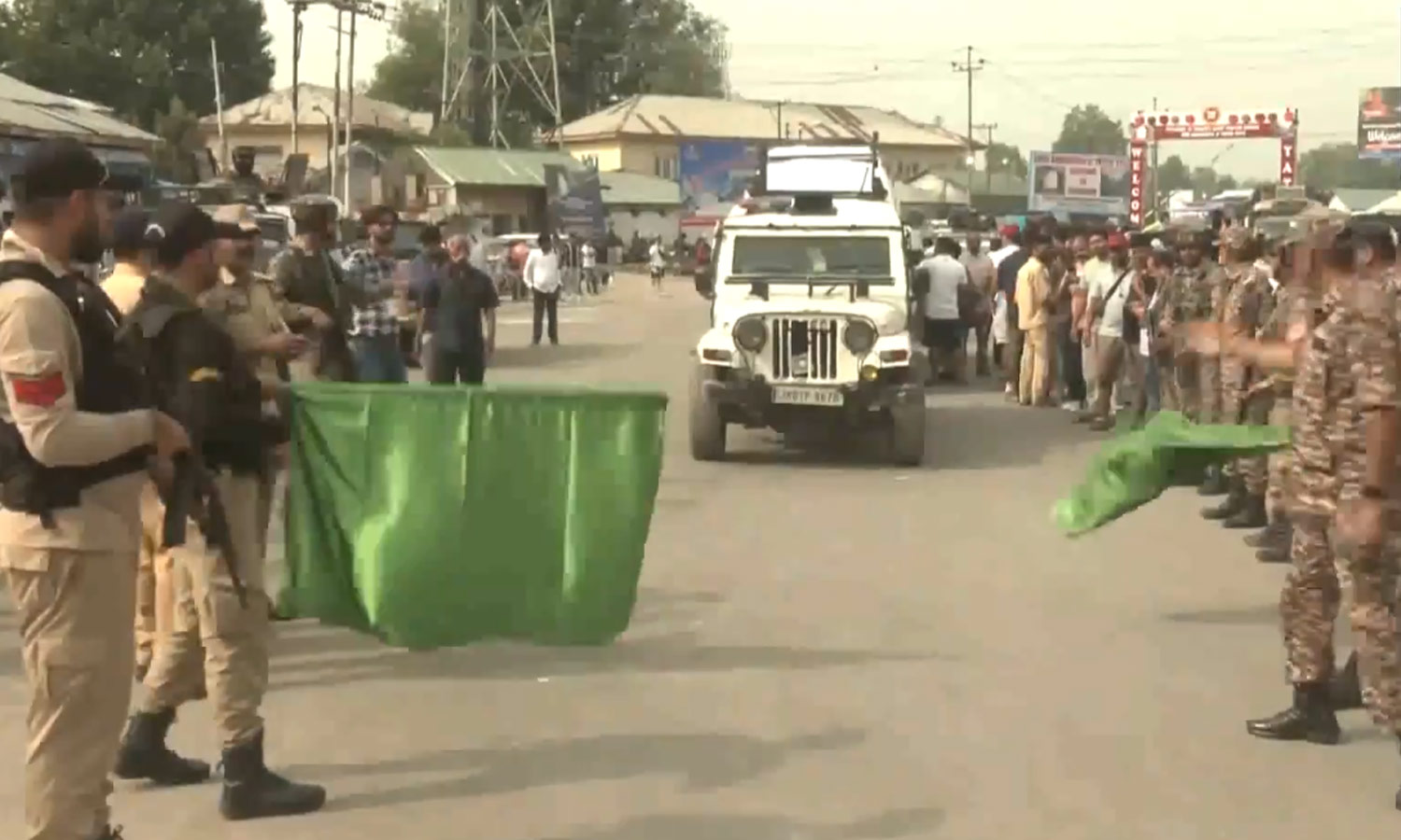 அமர்நாத் யாத்திரை புறப்பட்ட முதல் குழு: கொடியசைத்து தொடங்கி வைத்த போலீசார்