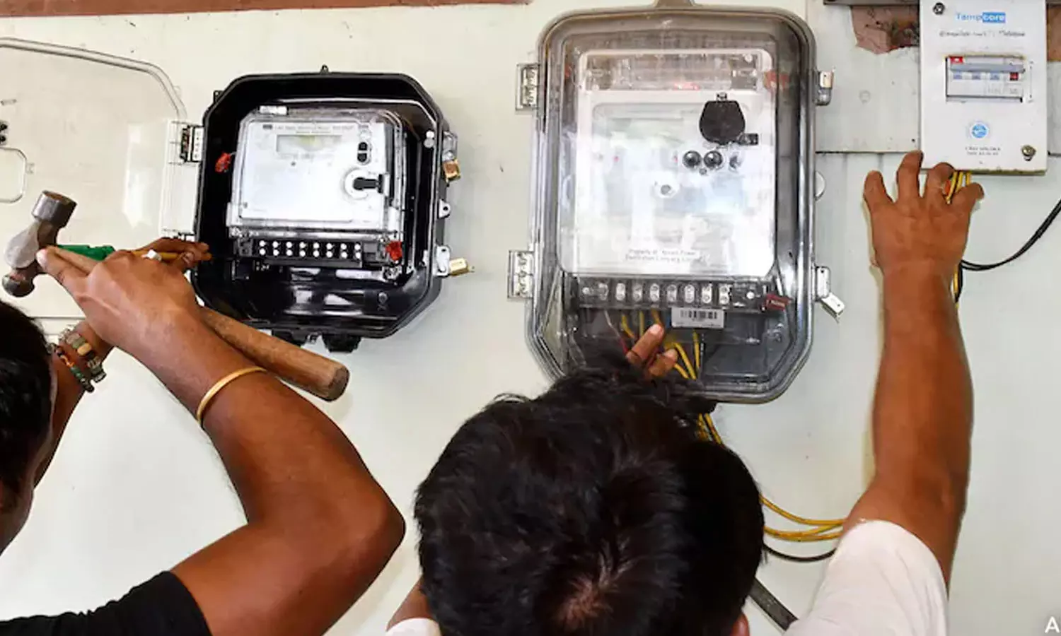 வீடுகளுக்கு புதிய மின் இணைப்பு பெற கட்டணம் உயர்வு- 4 ஆண்டுகளில் 2 மடங்கு அதிகரிப்பு வீடுகளுக்கு புதிய மின் இணைப்பு பெற கட்டணம் உயர்வு- 4 ஆண்டுகளில் 2 மடங்கு அதிகரிப்பு