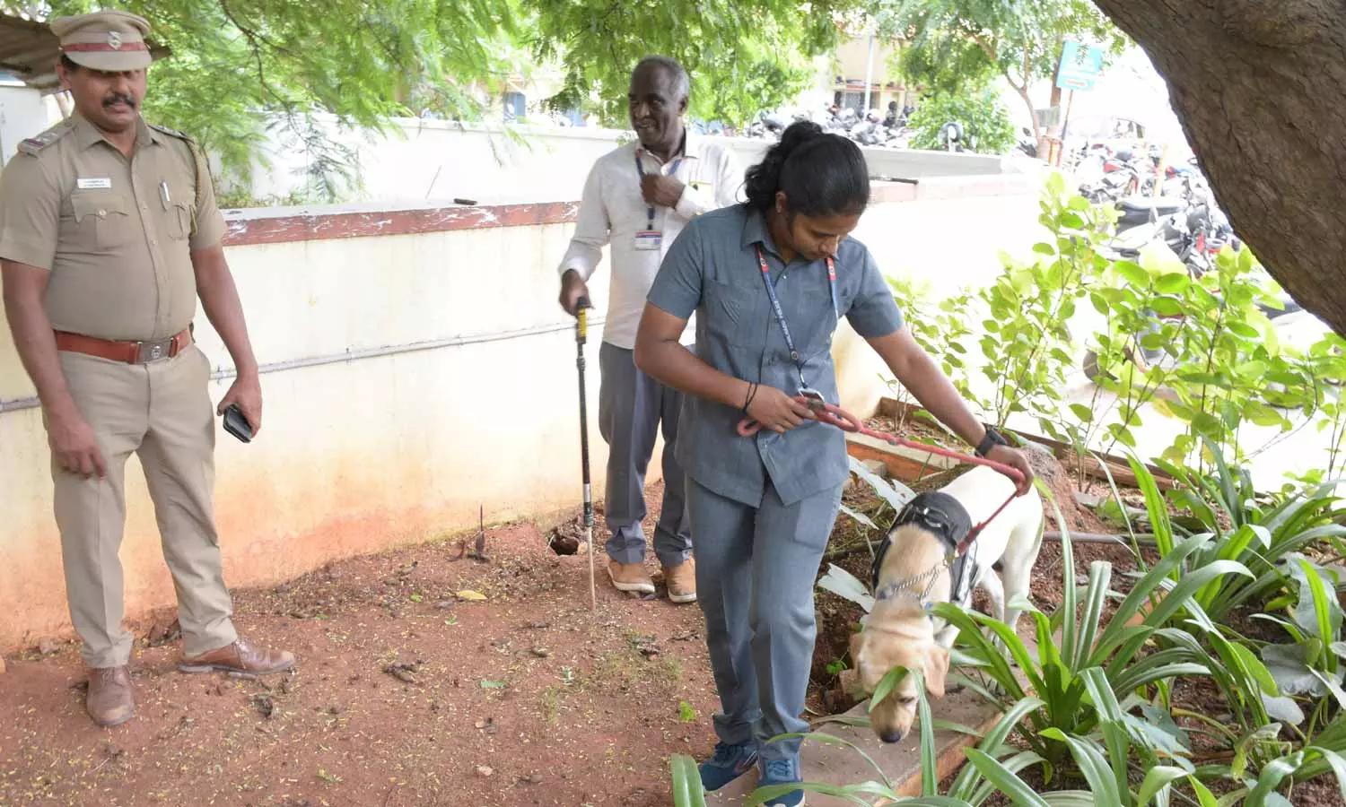 கோவை கலெக்டர் அலுவலகத்துக்கு வெடிகுண்டு மிரட்டல்- மர்ம கடிதம் குறித்து விசாரணை