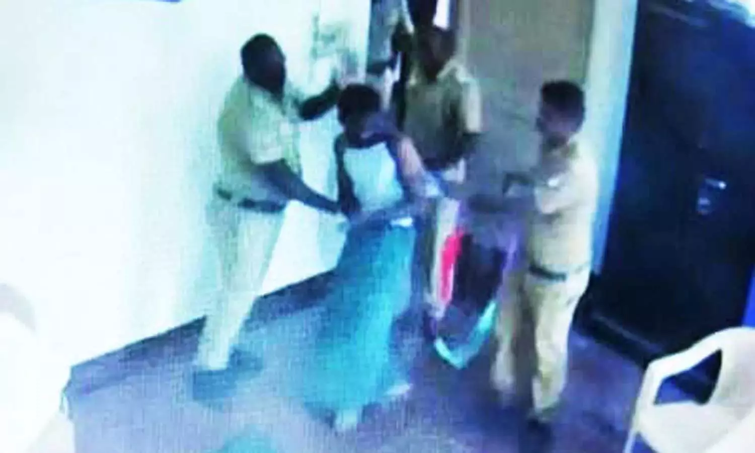 போலீஸ் நிலையத்தில் ஆட்டோ டிரைவரை தாக்கிய போலீசார் மாற்றம்: தேனி மாவட்ட எஸ்.பி. நடவடிக்கை போலீஸ் நிலையத்தில் ஆட்டோ டிரைவரை தாக்கிய போலீசார் மாற்றம்: தேனி மாவட்ட எஸ்.பி. நடவடிக்கை