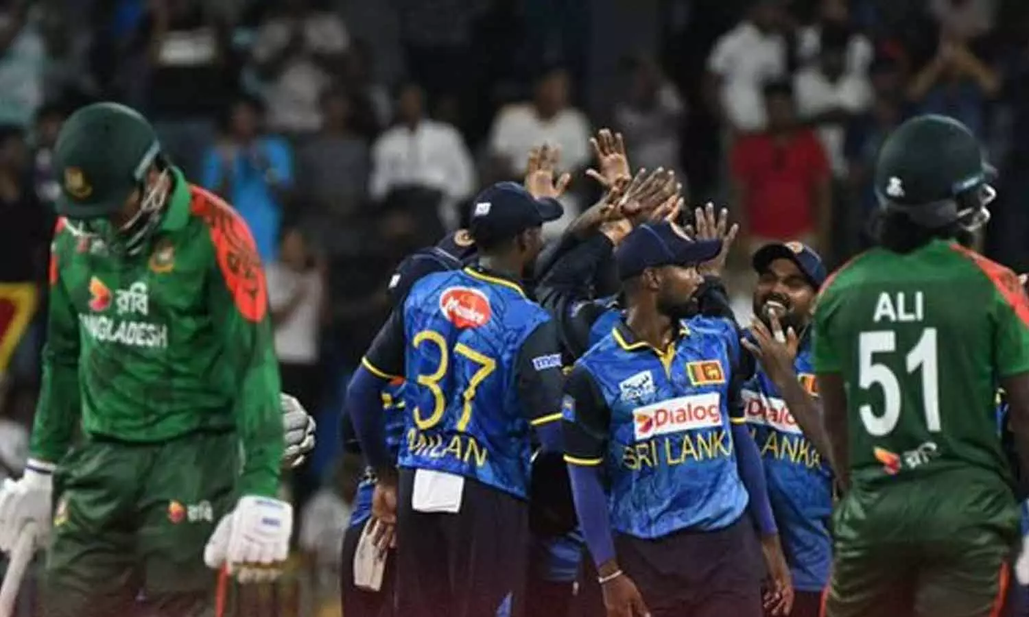 167 ரன்னில் சுருண்ட வங்க தேசம்.. முதல் ஒருநாள் போட்டியில் இலங்கை அபார வெற்றி 167 ரன்னில் சுருண்ட வங்க தேசம்.. முதல் ஒருநாள் போட்டியில் இலங்கை அபார வெற்றி