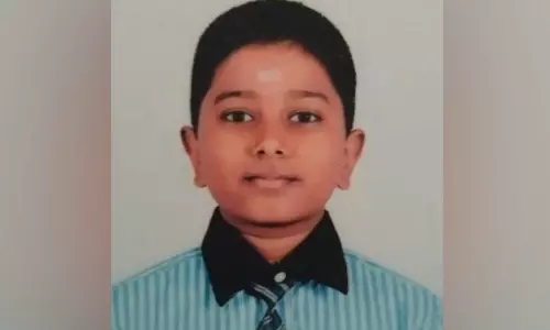 மோட்டார் சைக்கிளில் தந்தையுடன் பள்ளிக்கு சென்ற மாணவன் லாரி மோதி பலி- போலீசார் விசாரணை