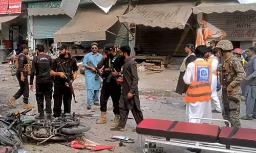 பாகிஸ்தானில் குண்டு வெடிப்பு: அசிஸ்டண்ட் கமிஷனர் உள்பட 5 பேர் பலி