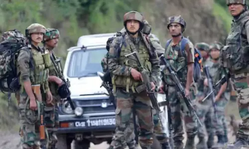 ஜம்மு காஷ்மீர்: பயங்கரவாதிகளுக்கும் ராணுவத்தினருக்கும் இடையே மோதல்