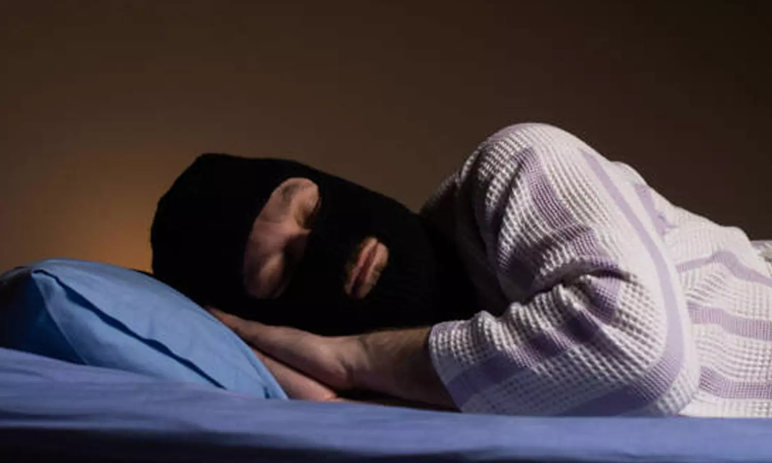 இப்படியும் ஒரு வினோதம்: திருடிய வீட்டிலேயே சாப்பிட்டு 5 நாட்கள் தூங்கிய திருடன் இப்படியும் ஒரு வினோதம்: திருடிய வீட்டிலேயே சாப்பிட்டு 5 நாட்கள் தூங்கிய திருடன்