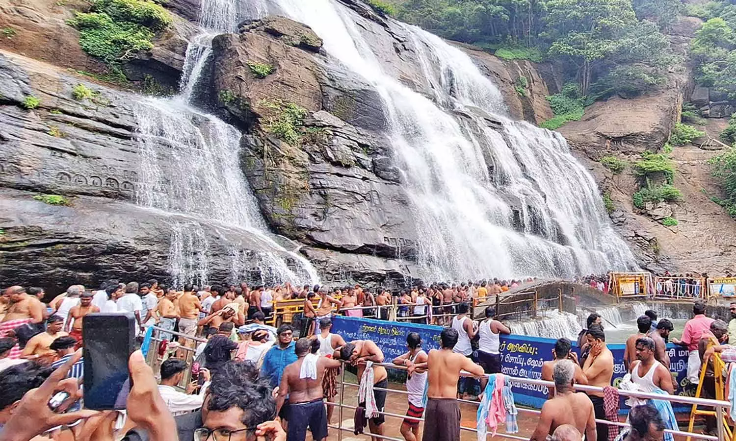 அருவிகளில் சீரான நீர்வரத்து: குற்றாலத்தில் அலைமோதும் சுற்றுலாப் பயணிகள் கூட்டம்