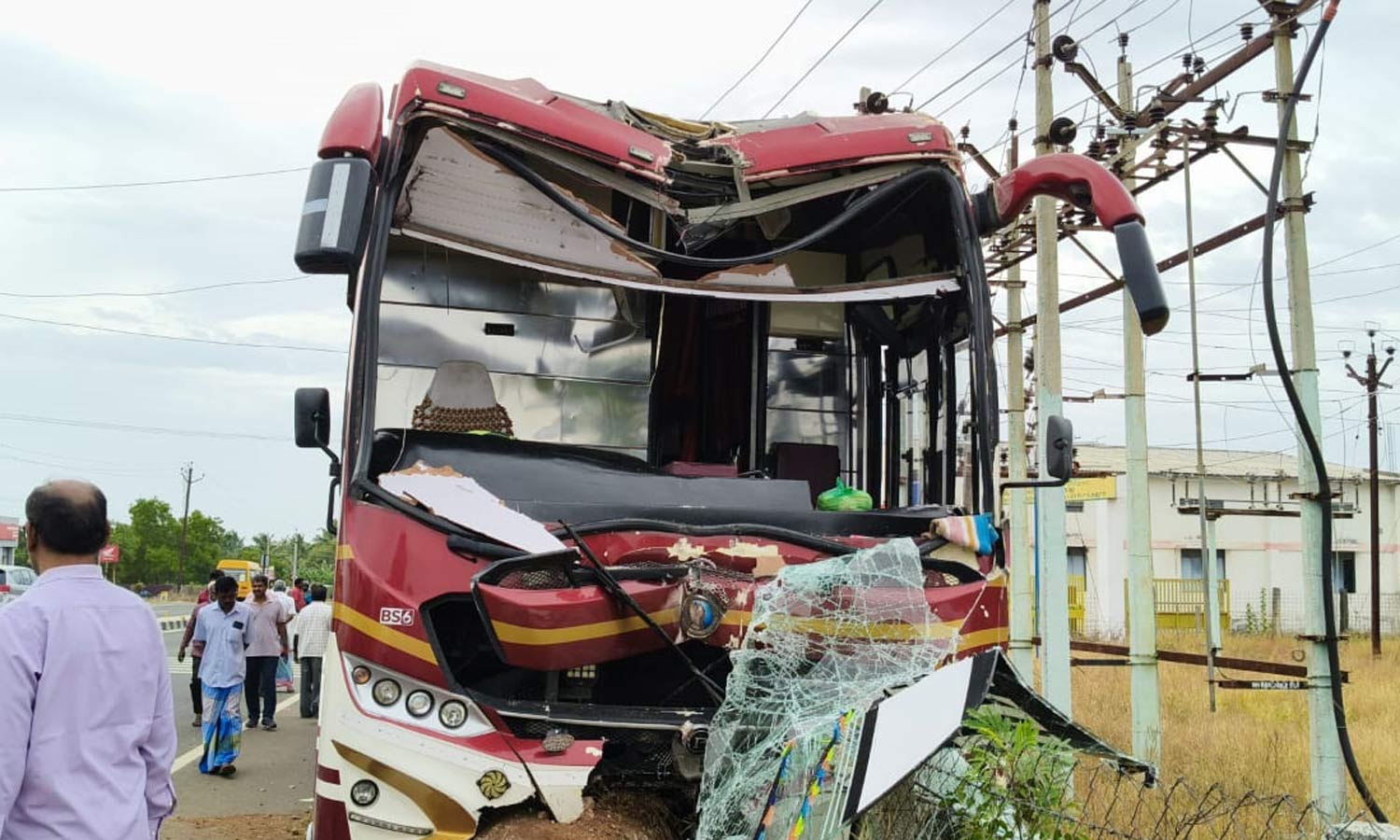 திருப்பூர் அருகே தனியார் ஆம்னி பஸ் மின்கம்பத்தில் மோதி விபத்து - அதிர்ஷ்டவசமாக உயிர்தப்பிய 36 பயணிகள்