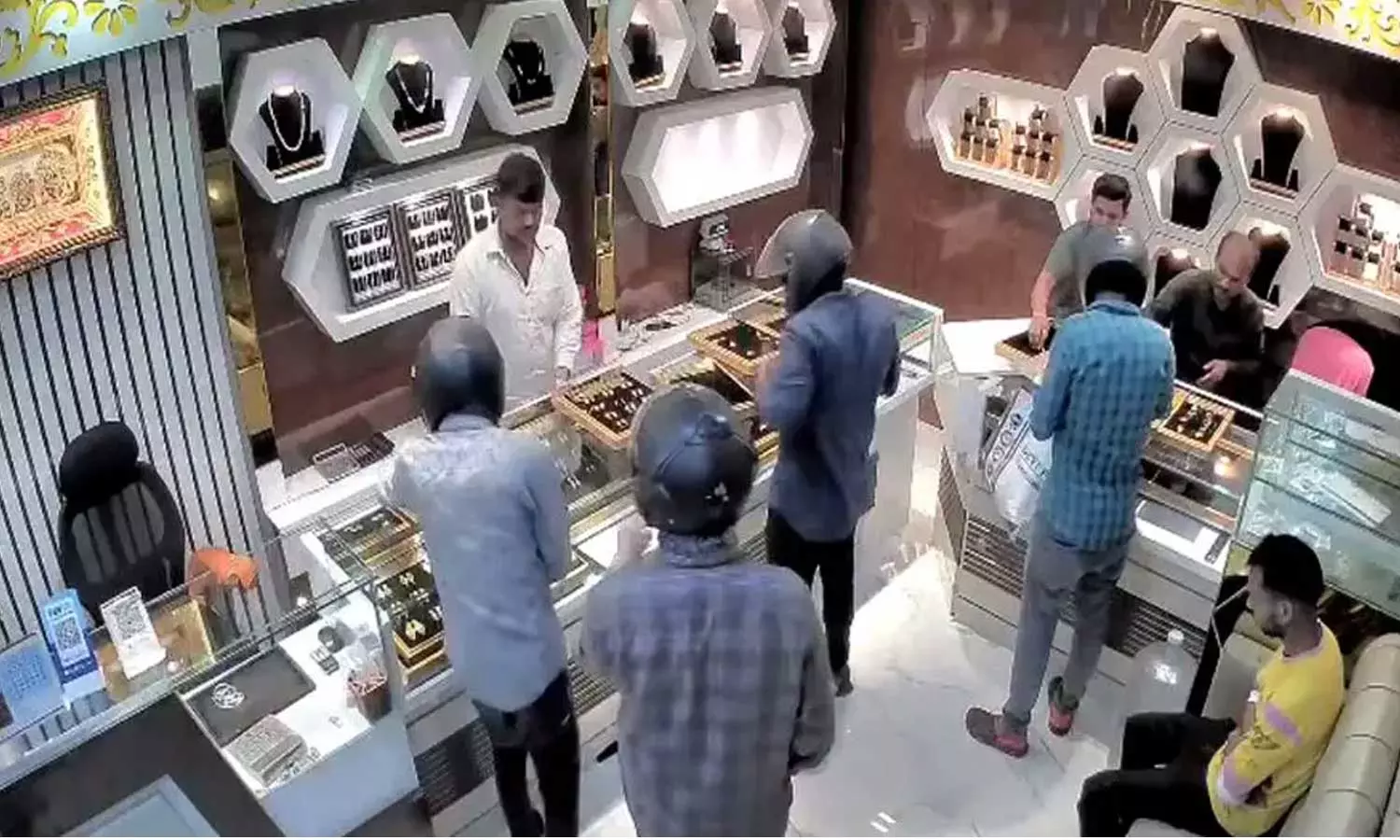 VIDEO: பட்டப்பகலில் துப்பாக்கியை காட்டி நகைக்கடையில் கொள்ளையடித்த திருடர்கள் VIDEO: பட்டப்பகலில் துப்பாக்கியை காட்டி நகைக்கடையில் கொள்ளையடித்த திருடர்கள்