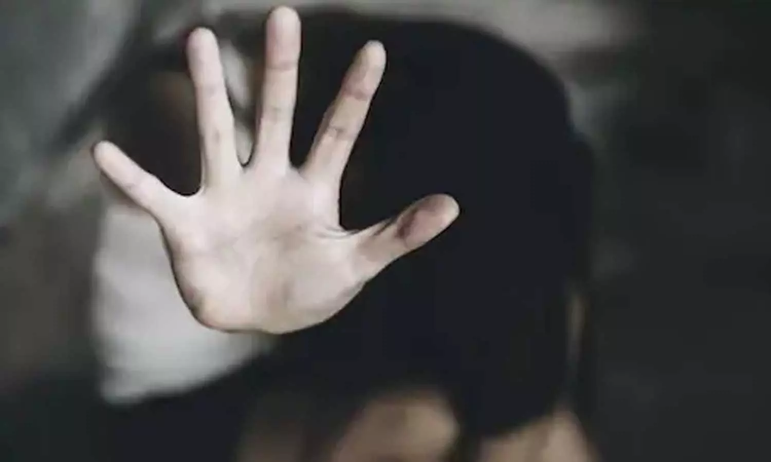 வேலியே பயிரை மேய்ந்த கொடூரம்: 11ஆம் வகுப்பு மாணவியை பாலியல் வன்கொடுமை செய்த போலீஸ் கான்ஸ்டபிள்