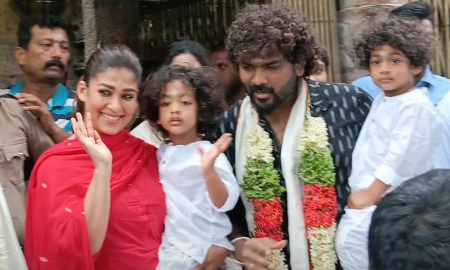பழனியில் குழந்தைகளுடன் சாமி தரிசனம் செய்த நயன்தாரா - விக்னேஷ் சிவன்