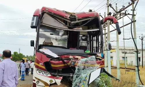 திருப்பூர் அருகே தனியார் ஆம்னி பஸ் மின்கம்பத்தில் மோதி விபத்து - அதிர்ஷ்டவசமாக உயிர்தப்பிய 36 பயணிகள்