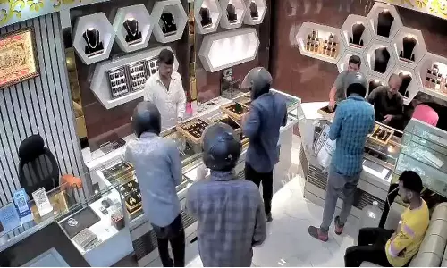 VIDEO: பட்டப்பகலில் துப்பாக்கியை காட்டி நகைக்கடையில் கொள்ளையடித்த திருடர்கள்